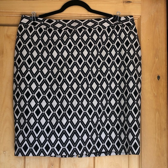 Worthington Dresses & Skirts - Worthington black and white geometric print skirt. Sz 16